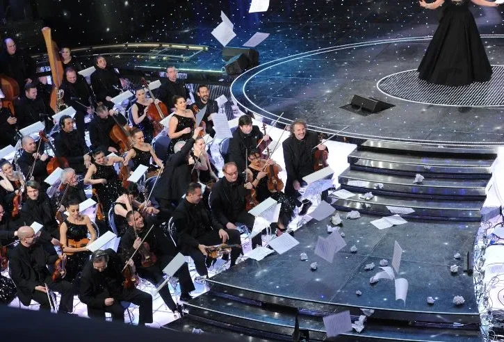 L'orchestra di Sanremo fa volare gli spartiti in segno di protesta