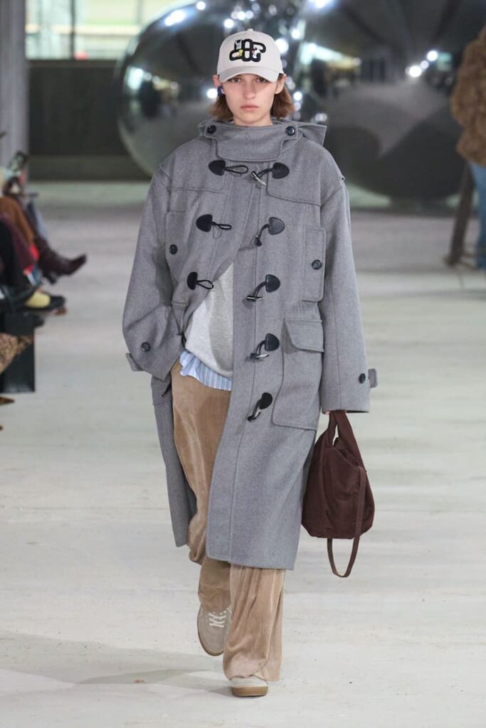 Una modella indossa un montgomery grigio alla sfilata di Munthe
