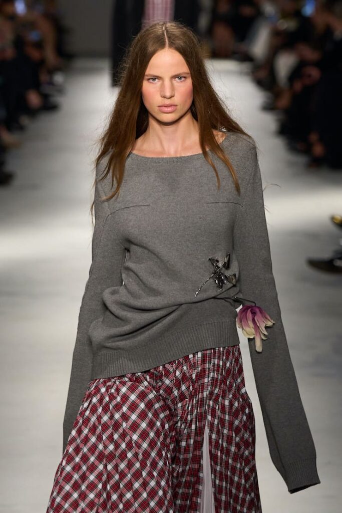Modella con spilla alla sfilata N21