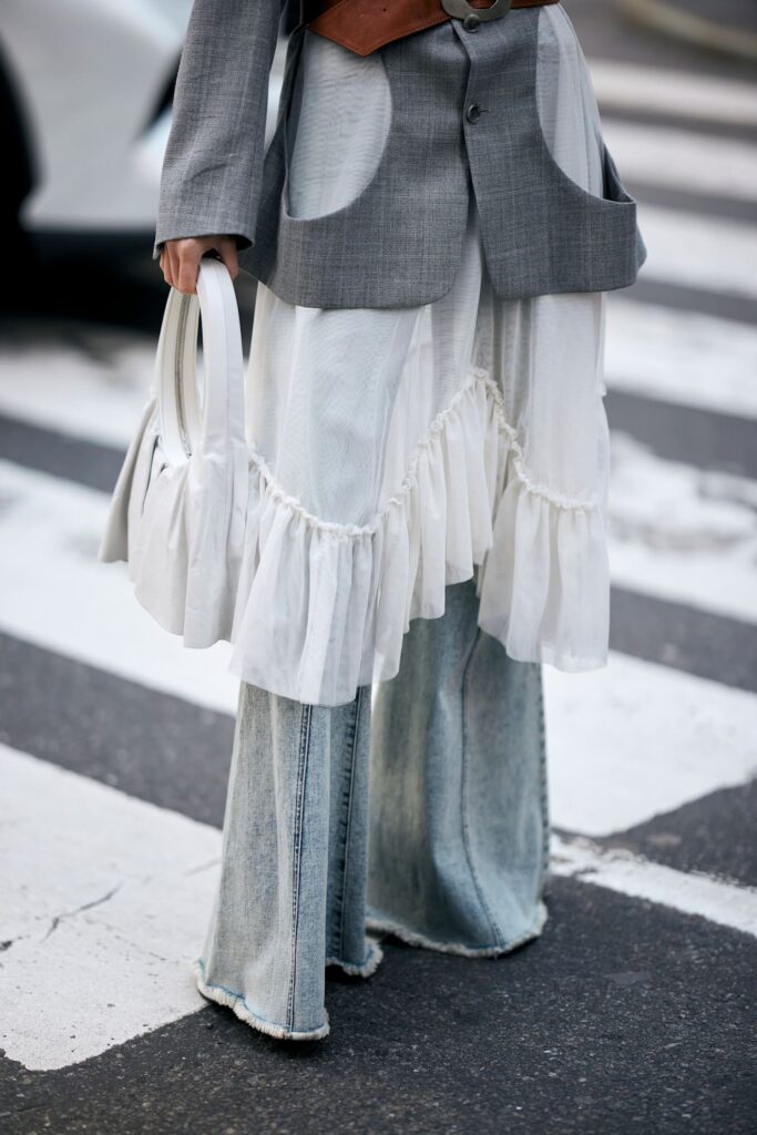 Gonna su pantaloni, il trend layering 2026