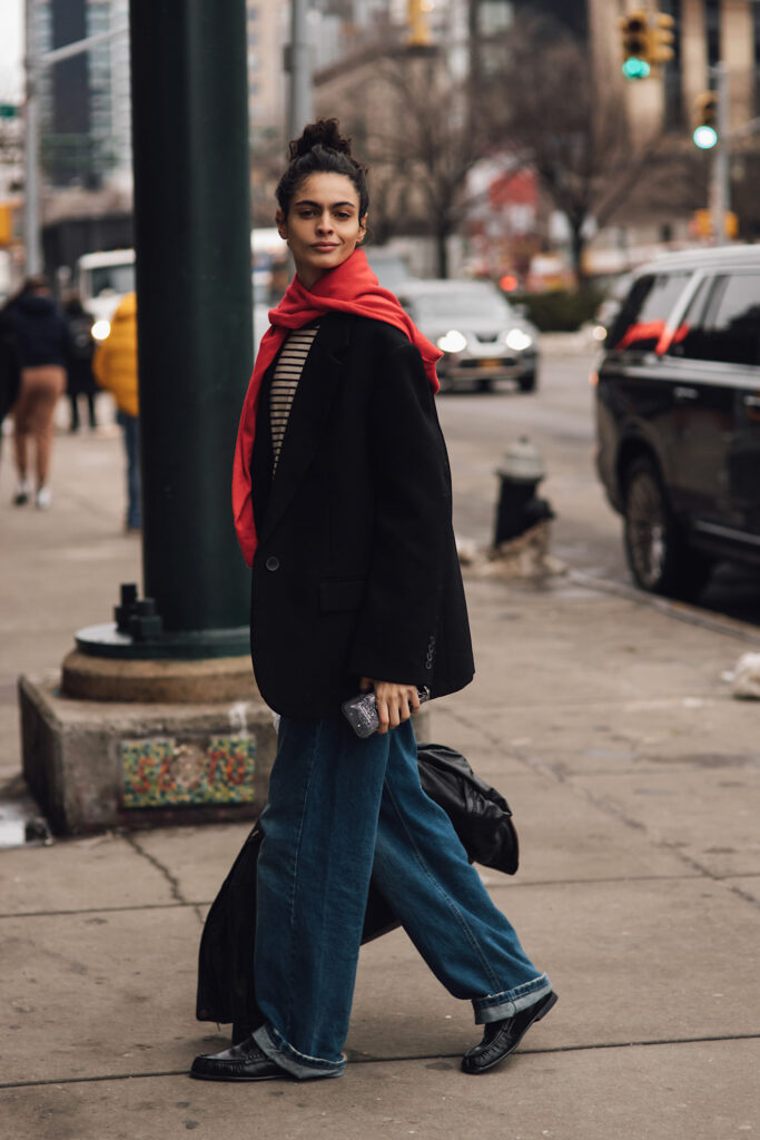 ragazza vestita con jeans e blazer