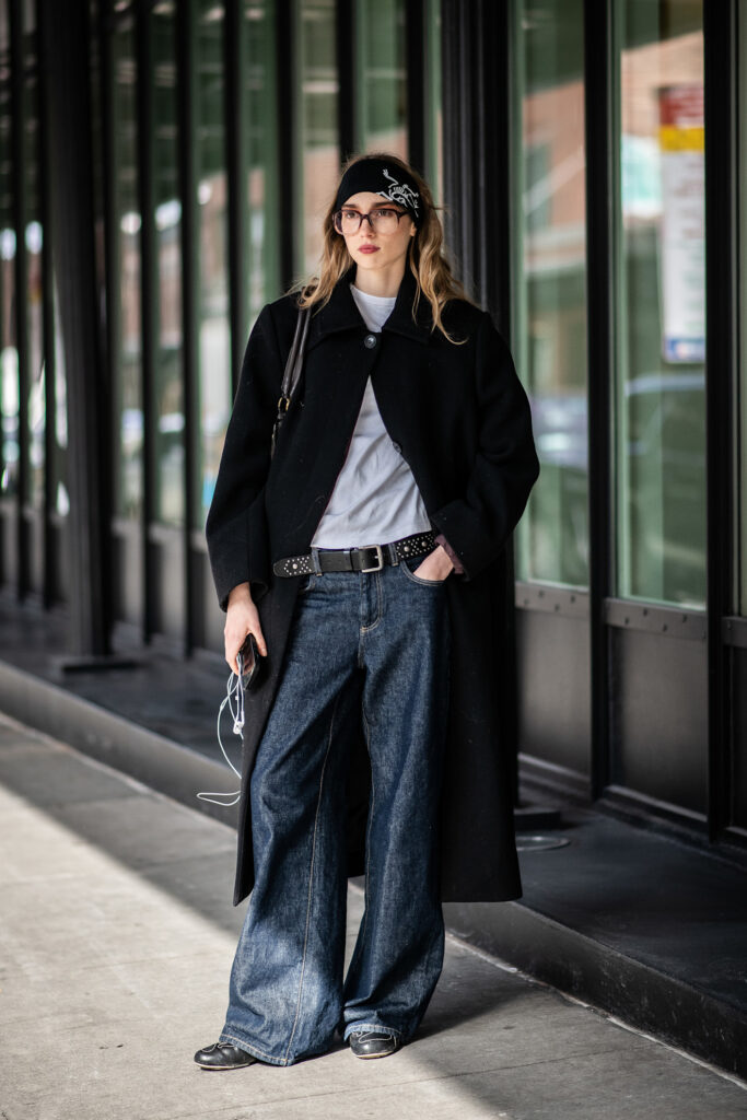 ragazza con cappotto e jeans