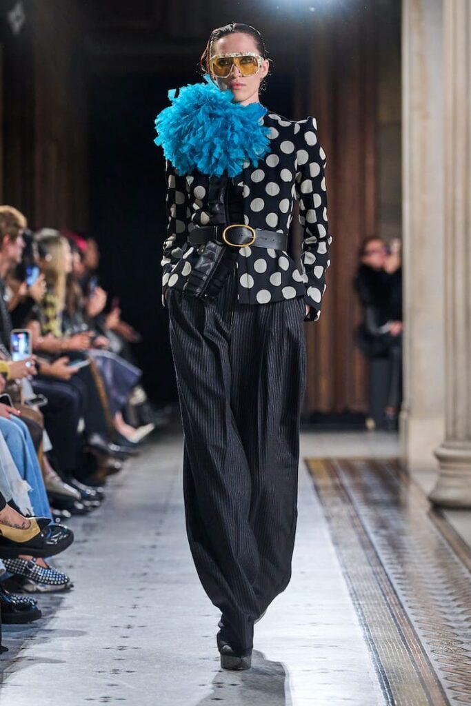 Modella con giappa a pois e maxi fiore per Nina Ricci