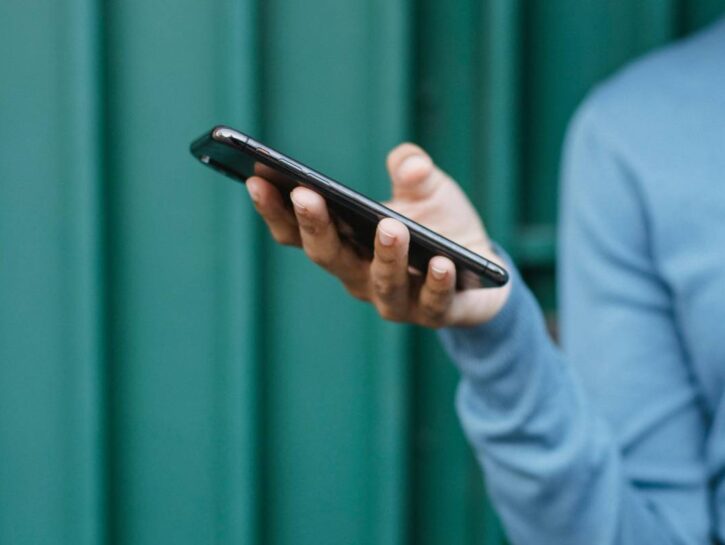 «Scusa se ti mando un vocale»: allora perché me lo mandi?