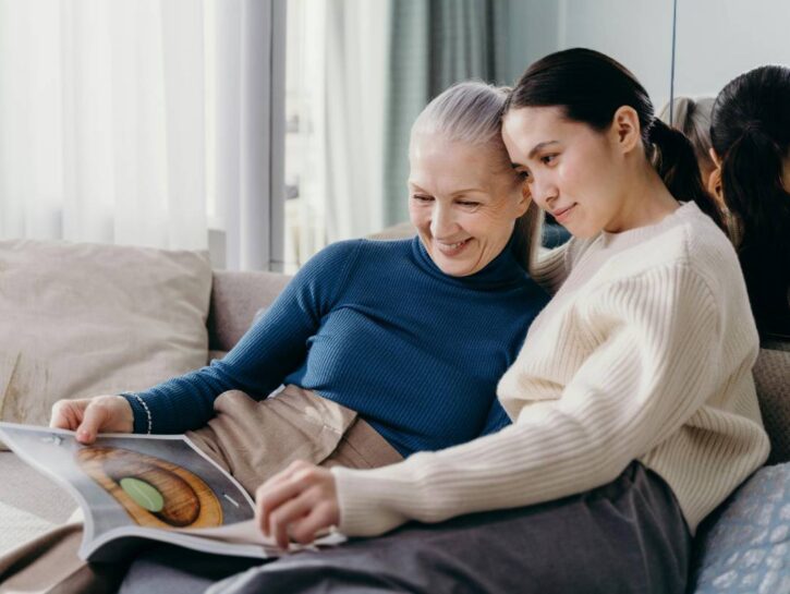 Anziani soli: un progetto li fa incontrare con i giovani