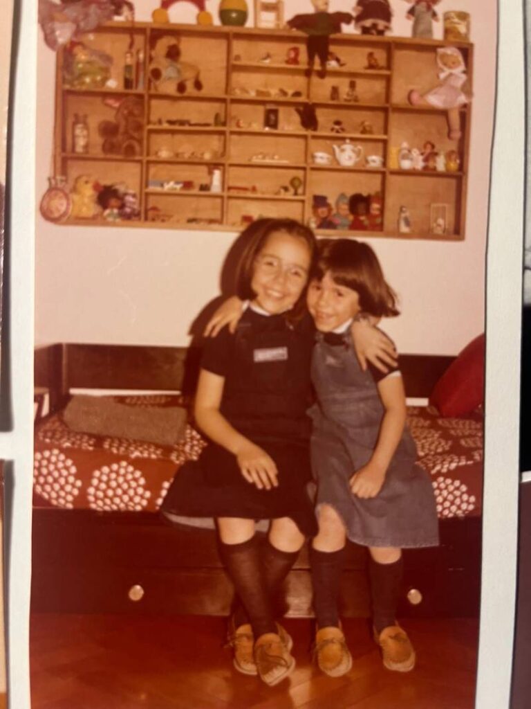 Le sorelle Mariavittoria e Francesca Rava da bambine