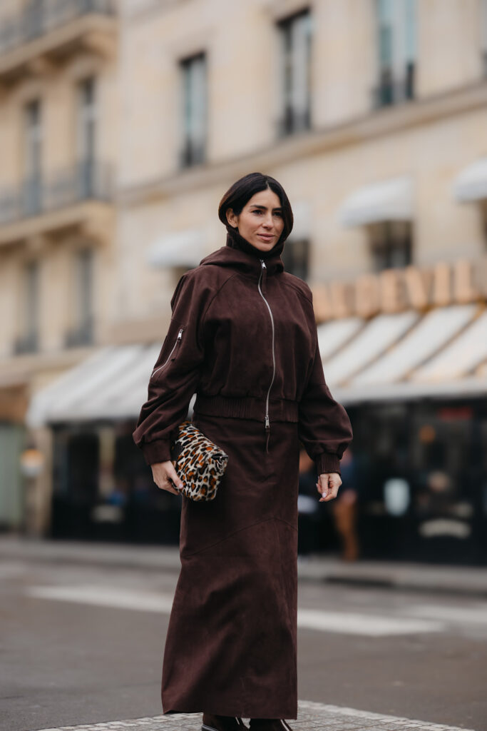 come abbinare il colore marrone tendenze moda primavera 2026 look facile da copiare