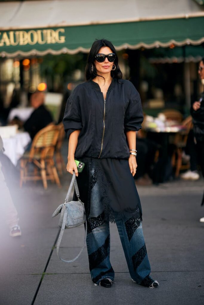 Ragazza indossa uno slipdress su jeans