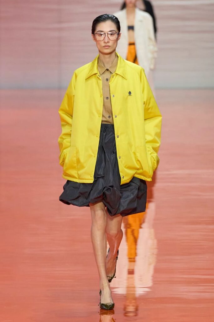 Una modella con la la bubble skirt alla sfilata Prada