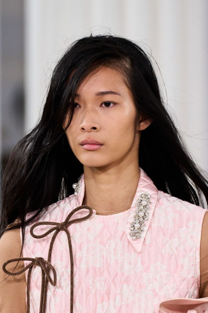 Spilla sul bavero alla sfilata di Simone Rocha.