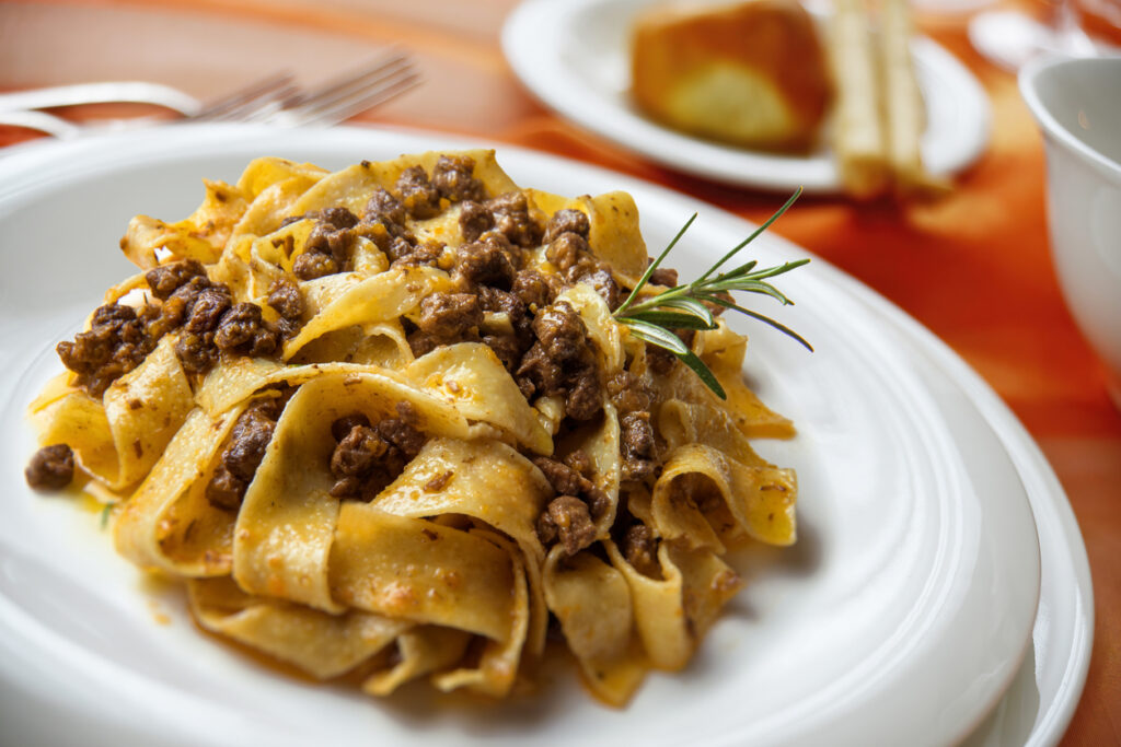 Pasta fatta a mano con ragu su piatto