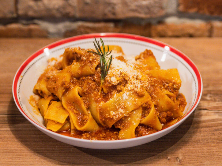 Stracce abruzzesi: la pasta strappata a mano con ragù di pecora