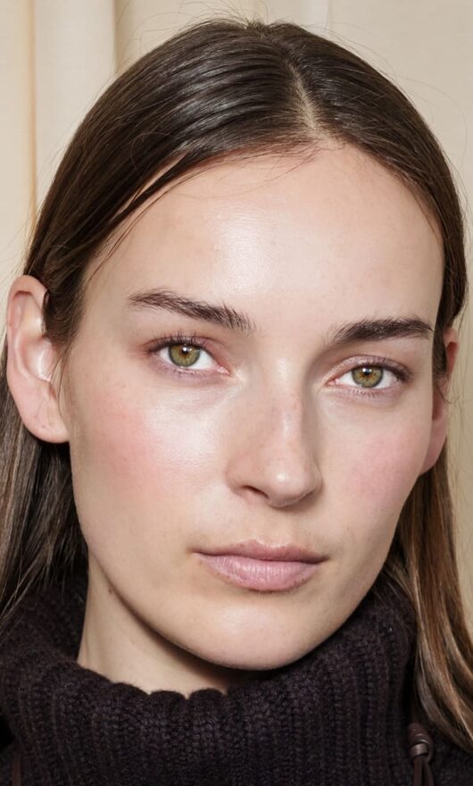 Pelle che tira ma è lucida? Il paradosso dei mesi di transizione verso la primavera