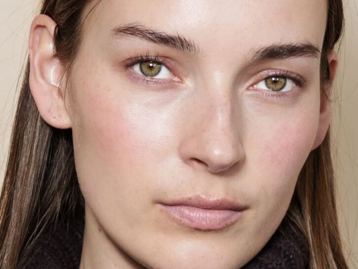 Pelle che tira ma è lucida? Il paradosso dei mesi di transizione verso la primavera