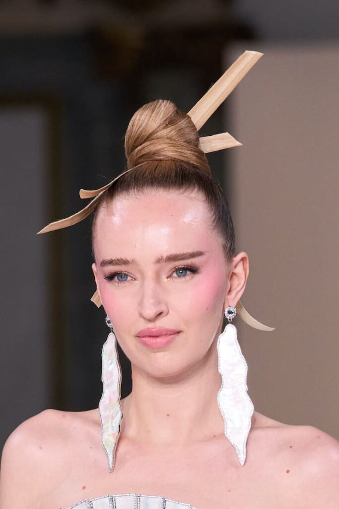 Modella con maxi orecchini per Tamara Ralph