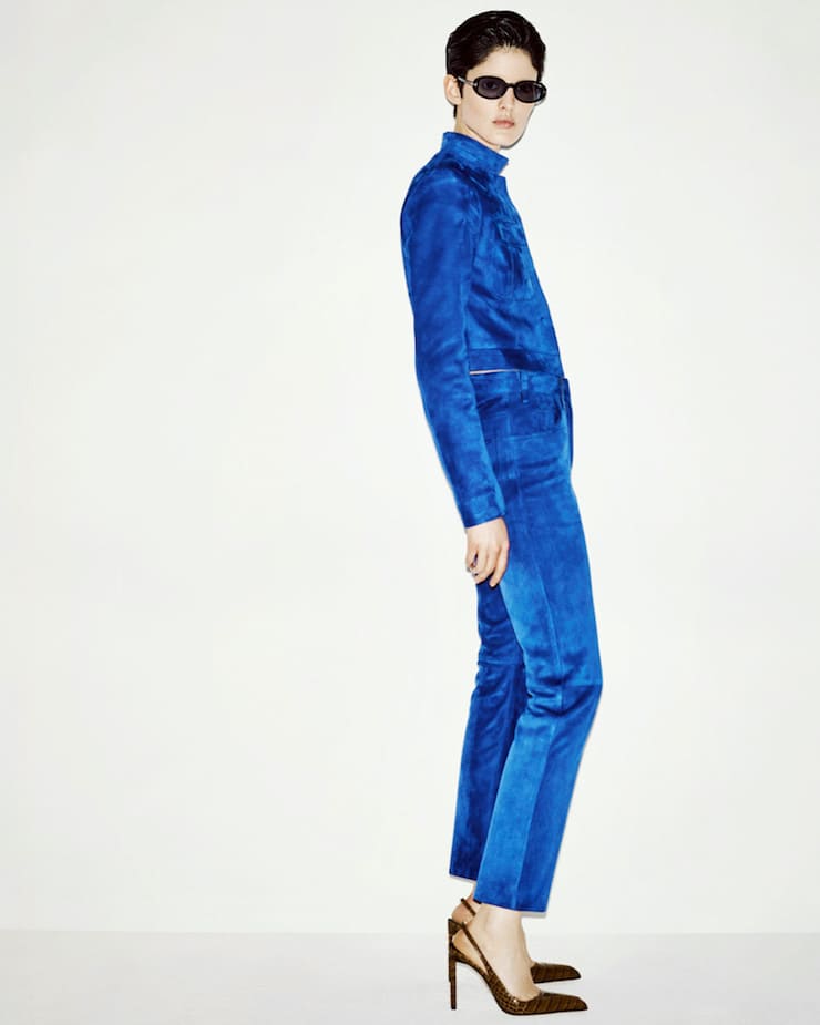 Modella in completo cobalto per la collezione Resort Primavera-estate 2026 di Tom Ford