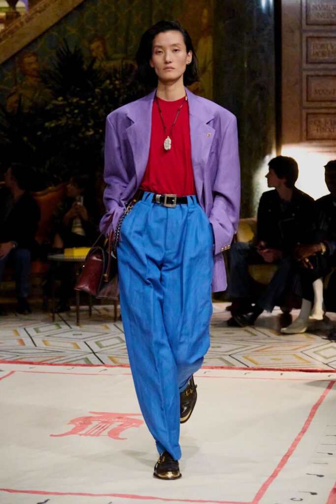 Modella con look color block in passerella per Versace