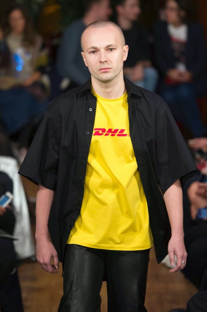 Modello con T-shirt DHL alla sgilata Vetements