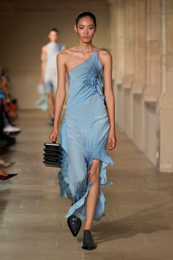 Modella con abito blu ghiaccio alla sfilata Victoria Beckham