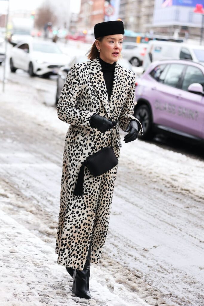 Donna con il pill box hat, il cappello più trendy del momento
