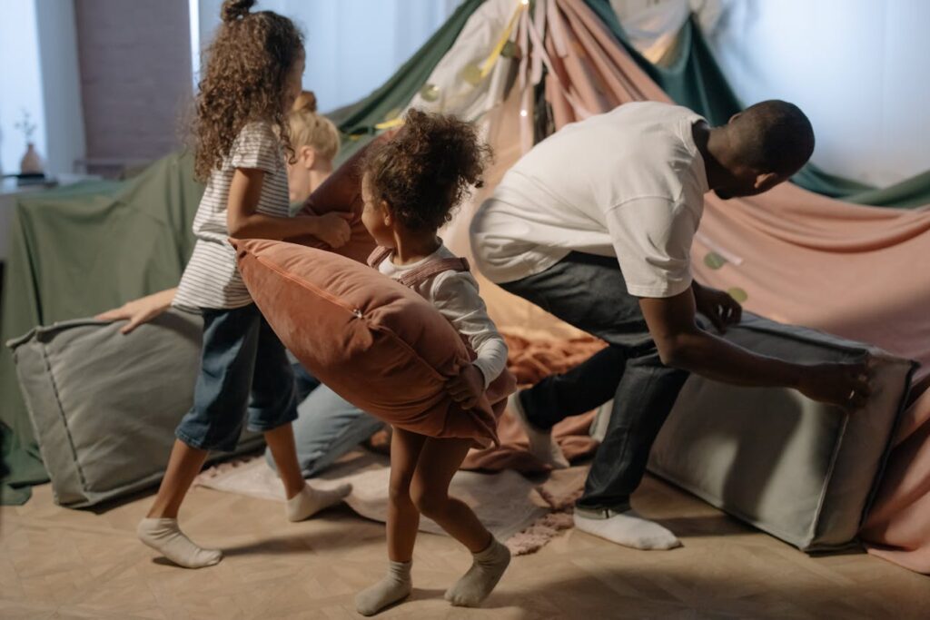 famiglia sta costruendo una capanna in casa con lenzuola