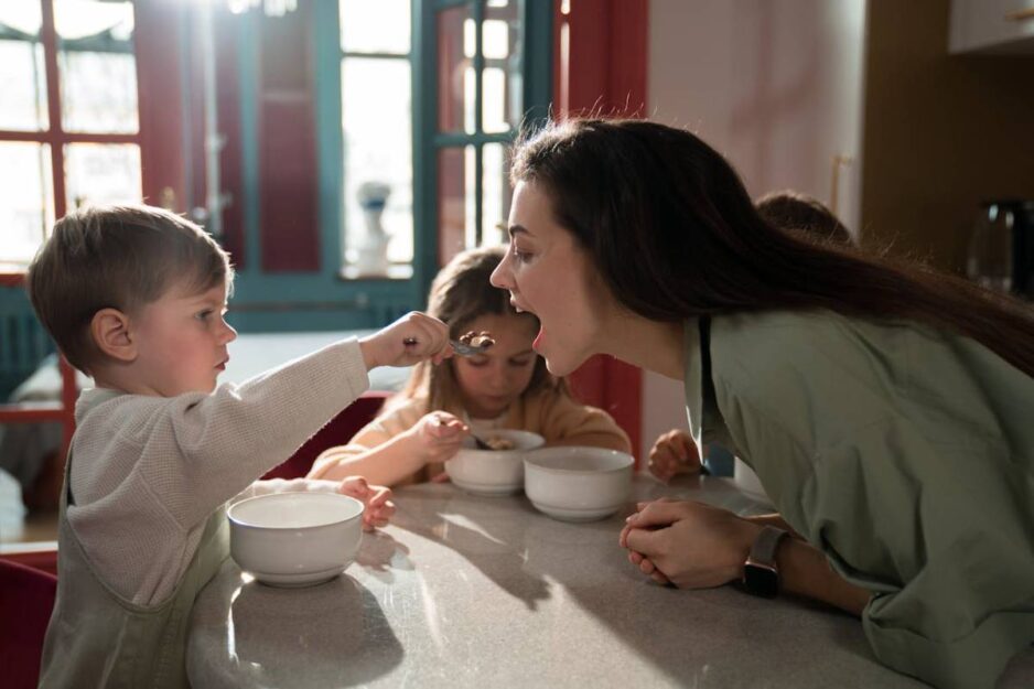 famiglia fa colazione con il latte di mandorla