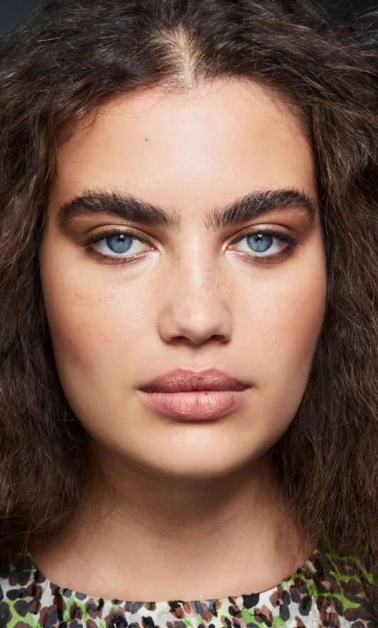 Aprire lo sguardo con il trucco: colori e tecniche per un effetto lifting naturale