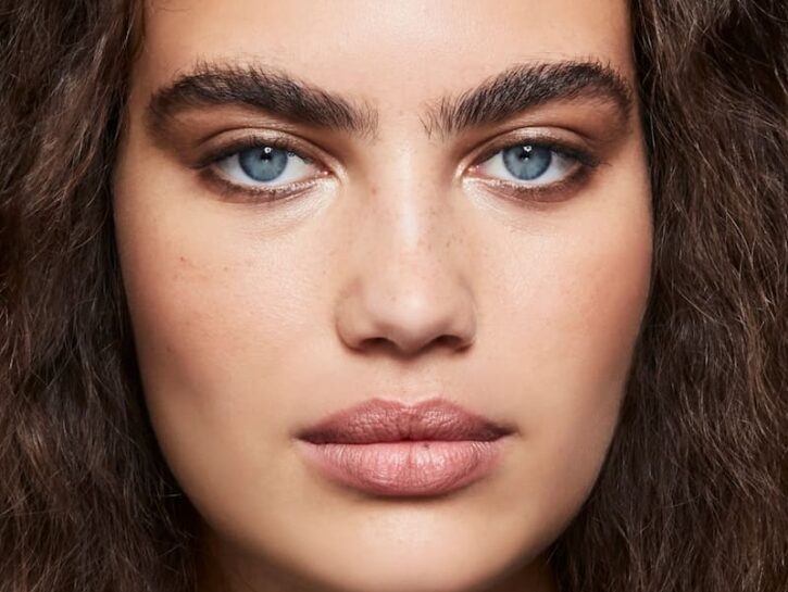 Aprire lo sguardo con il trucco: colori e tecniche per un effetto lifting naturale