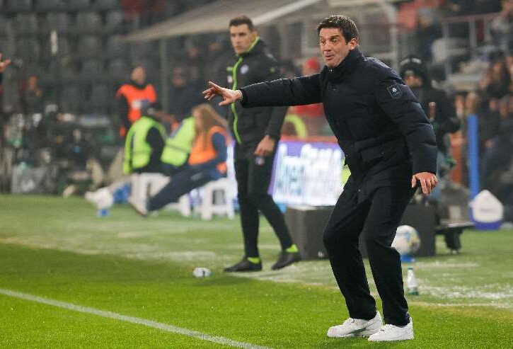 cristian chivu allenatore dell'inter a bordo campo