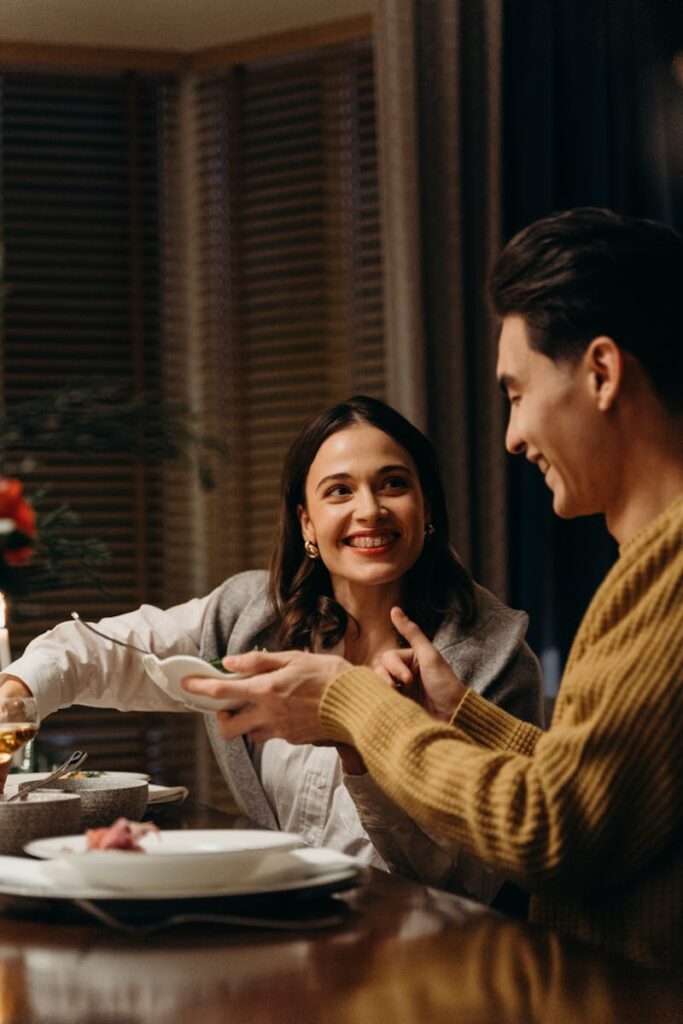 coppia che cena a casa