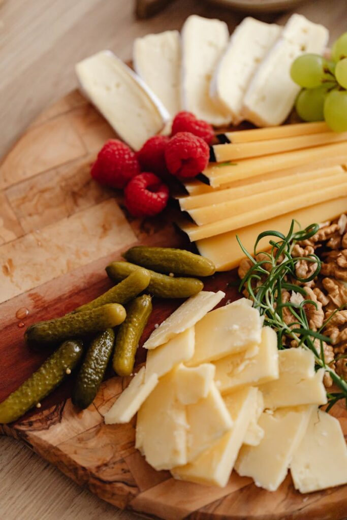 tagliere con formaggi e frutta