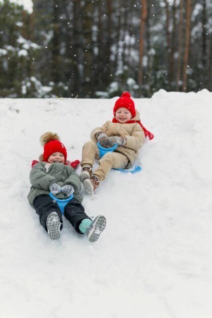 bambini che giocano all'aria aperta in inverno