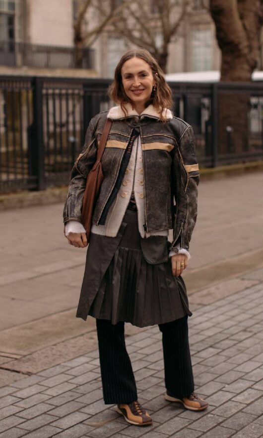 Il layering più cool del 2026? Gonna + pantaloni