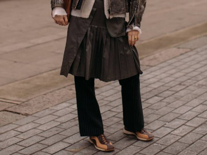 Il layering più cool del 2026? Gonna + pantaloni