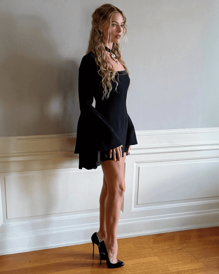 Margot Robbie indossa un abito Roberto Cavalli