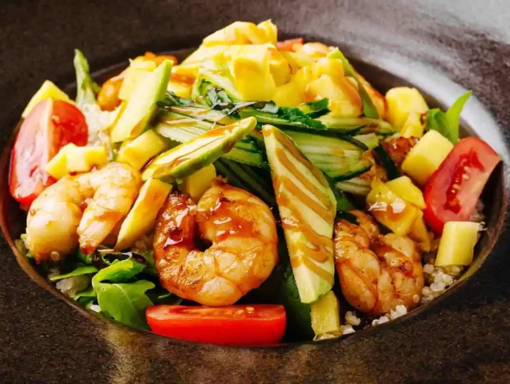 Gamberi, avocado e quinoa: un’insalata fresca e bilanciata