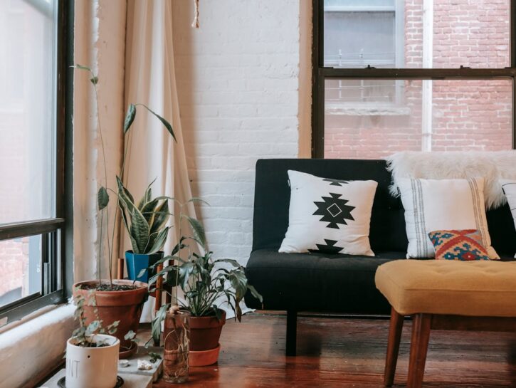 Decorare con i cuscini: trucchi creativi per ogni stanza