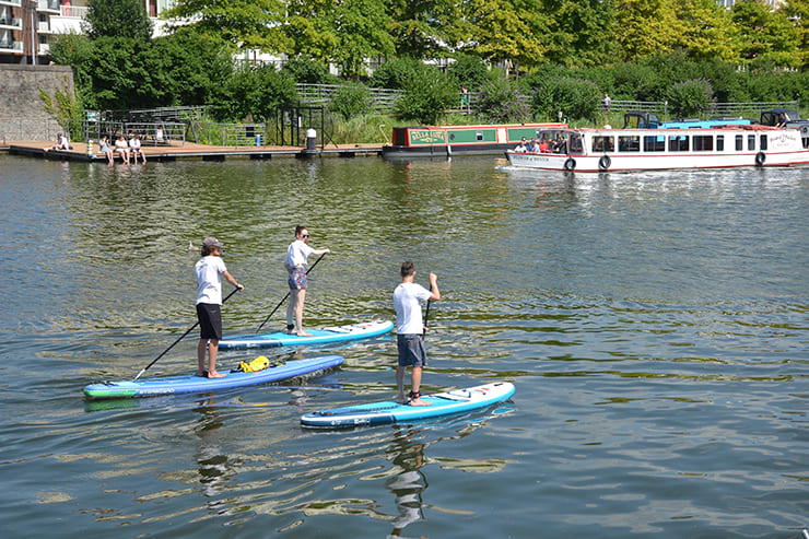 Giovani praticano paddle sul fiume a Bristol