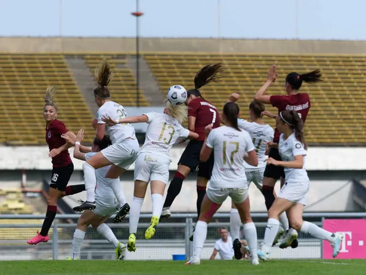 Allenatore filma per quattro anni le calciatrici negli spogliatoi: la condanna fa discutere