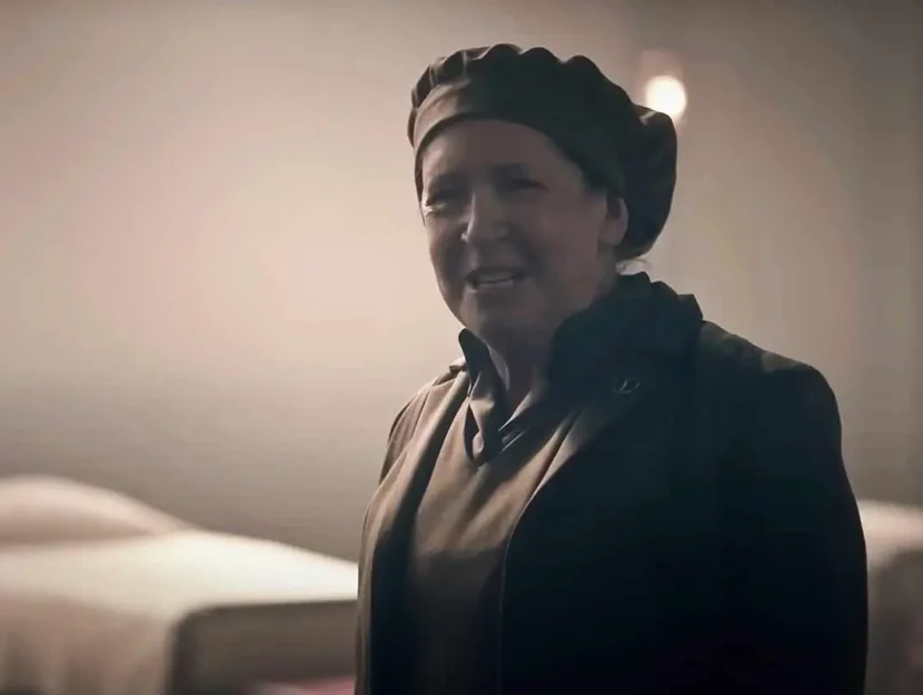 L'attrice Ann Dowd in una scena della quinta stagione di The Handmaid's Tale