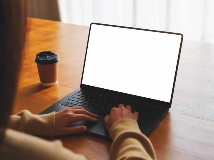 Scopre sue foto intime sul pc della madre: arrestati giornalista tv e la compagna