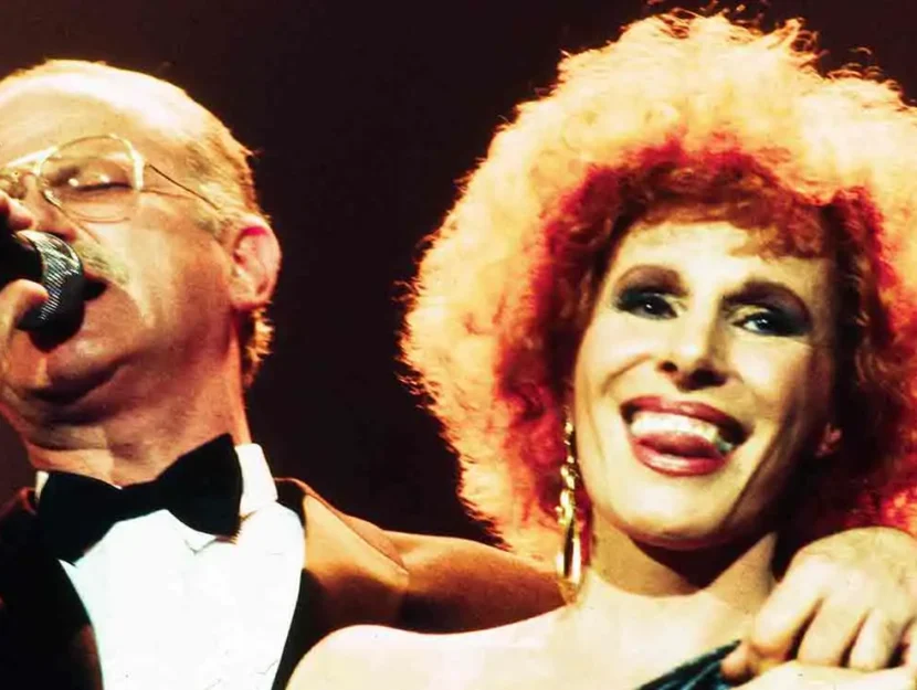 Gino Paoli e Ornella Vanoni cantano abbracciati in una foto di repertorio del 1993