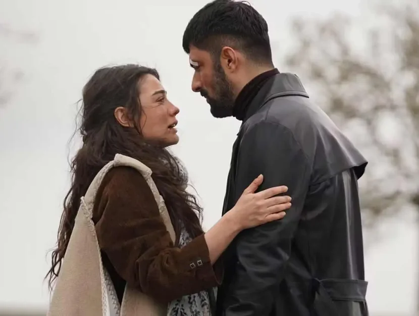 I protagonisti della dizi turca, Fara e Tahir, abbracciati durante una scena