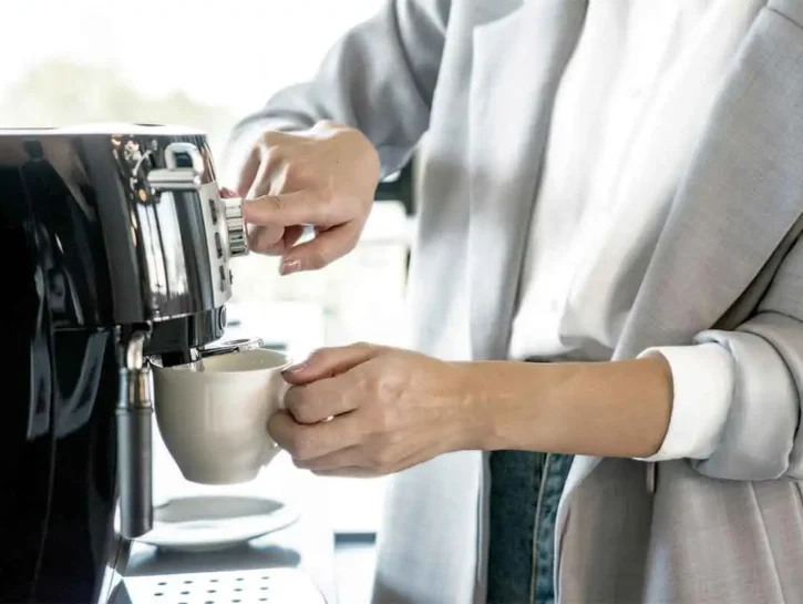 «Faccia il caffè, è una donna»: manager risarcita con 50mila euro dal tribunale