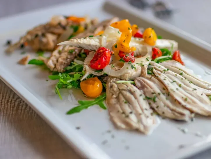 Antipasto di sardine marinate in stile mediterraneo