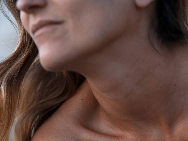 Corpo più tonico (anche) dopo i 50 anni: esercizi, alimentazione e trattamenti