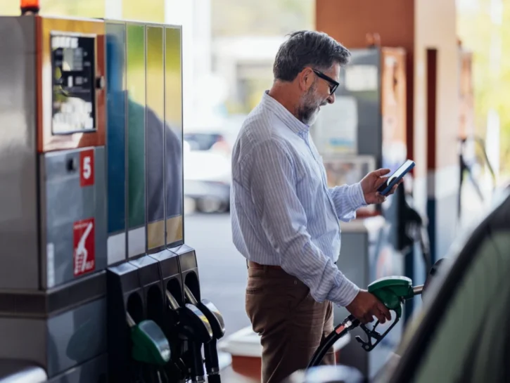 Benzina sempre più cara: le semplici regole che ti fanno risparmiare