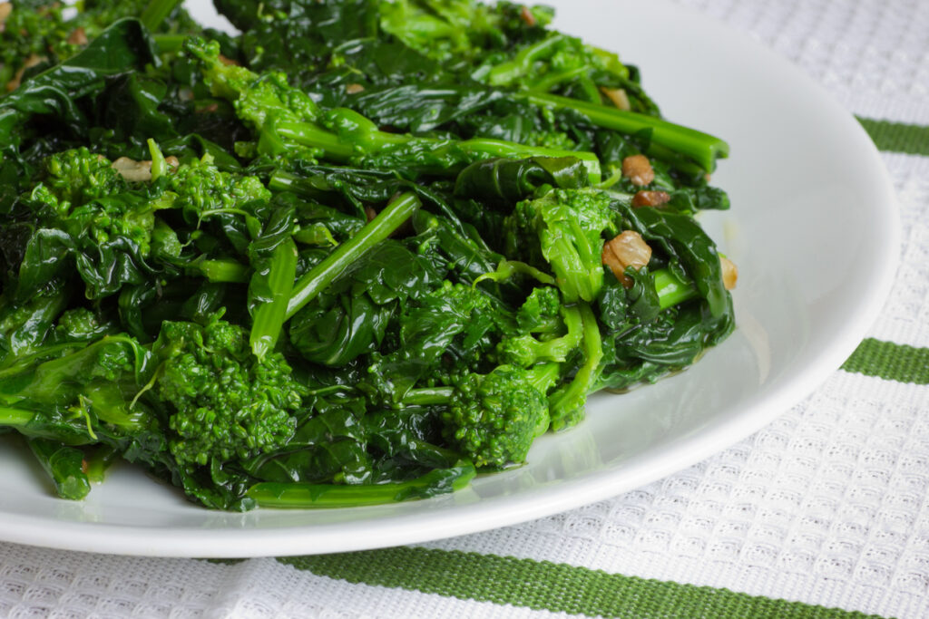 Piatto di broccoli verdi stufati in