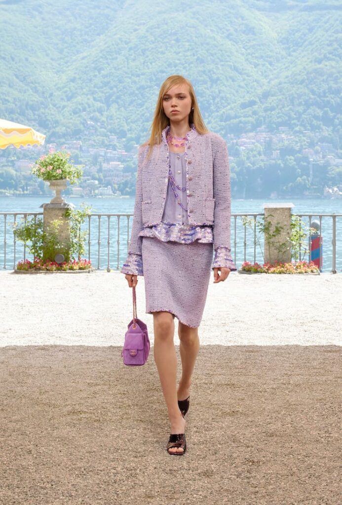 Modella in tailleur lavanda
