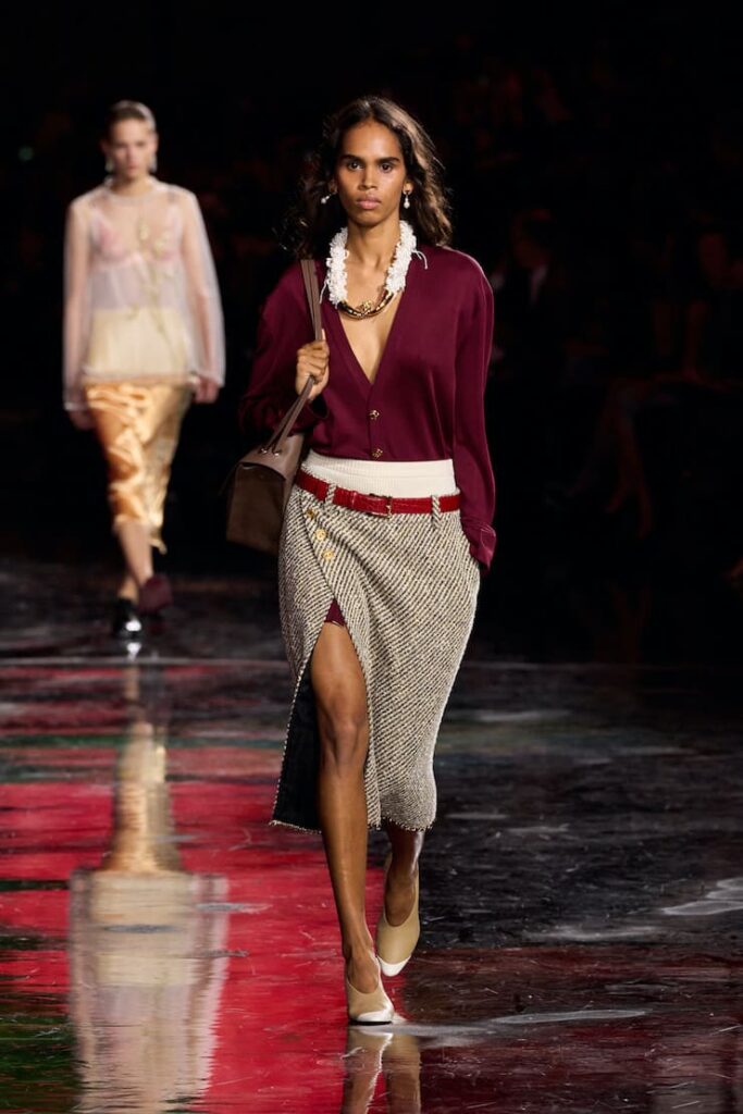 Modella in look poetcore alla sfilata Chanel